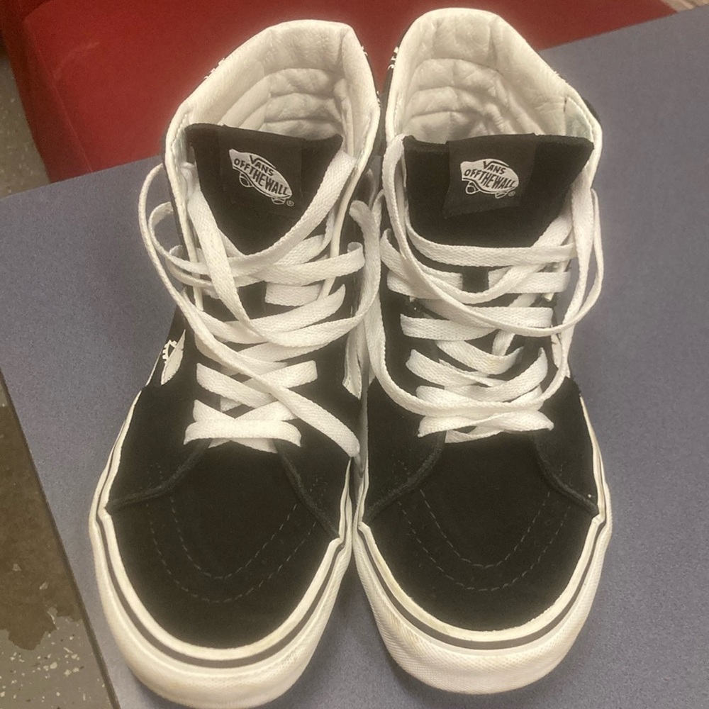 Vans off the wall. 7.5 men’s, 9 women’s.